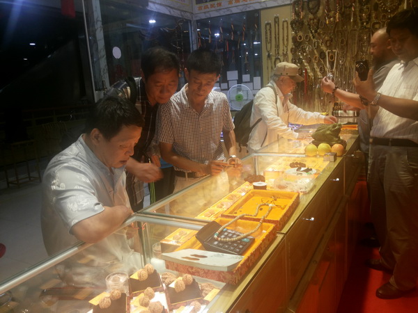一錘定音首席鑒定專家鄧丁三老師與楊景榮老師來(lái)濰坊與張老師交流...(2)