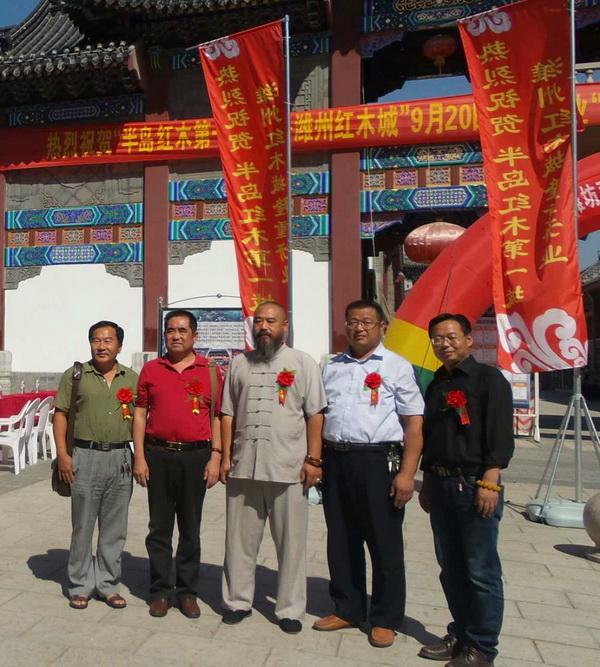 濰坊奇石協(xié)會會長與副會長，秘書長，理事合影留念