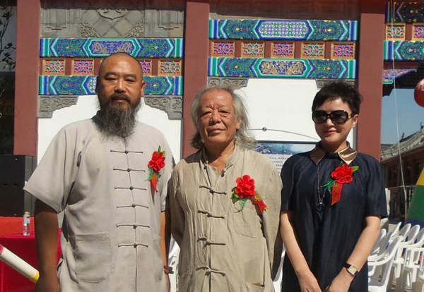 左核雕大師核雕界領(lǐng)軍人物張溫和老師，右指畫大師李冰奇老師0